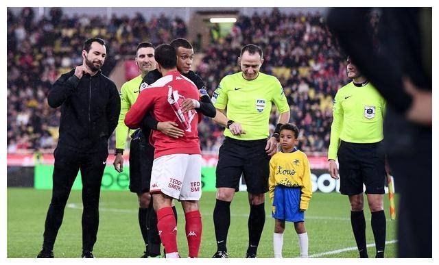 乐鱼体育巴黎圣日耳曼教练压力巨大！，莱万多夫斯基遭遇十五持续失利引发球迷热议的简单介绍